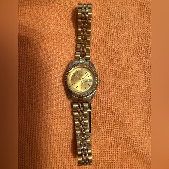 Citizen Quartz Gold Silver Two-Tone Day Date Watch EUC New Battery - Picture 5 of 9